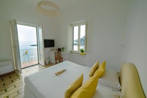 Postel nebo postele na pokoji v ubytování Dimore De Luca- Sea View