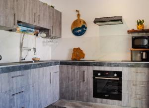 Kuchyň nebo kuchyňský kout v ubytování Tehei Beach House Wifi AC Beachfront Sunset + 23 fotografií