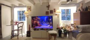 Televízia a/alebo spoločenská miestnosť v ubytovaní PARIS AUTHENTIC HOUSE studio with green courtyard 12 rue labourse Gentilly 94250