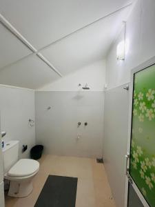 ウェリガマにあるAvalonのバスルーム(トイレ付)、薄型テレビが備わります。
