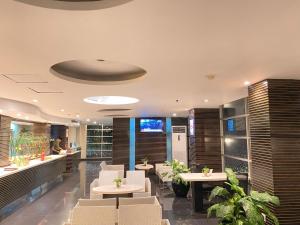 Televiisor ja/või meelelahutuskeskus majutusasutuses Studio One Thamrin Hotel