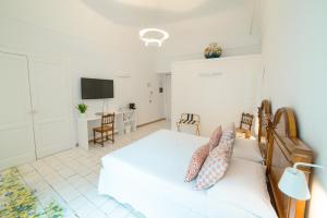 A bed or beds in a room at Dimore De Luca