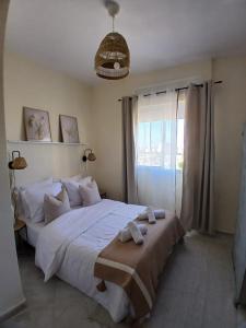 a bedroom with a large bed with towels on it at Appartement Cosy et Familial in Safi