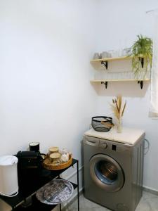 a laundry room with a washing machine and a shelf at Appartement Cosy et Familial in Safi
