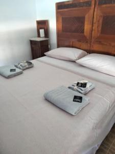 zwei Betten in einem Schlafzimmer mit Handtüchern darauf in der Unterkunft La Casa Ottagonale! in Alba Adriatica