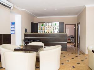 Ο χώρος του lounge ή του μπαρ στο Hotel Marton Rokossovskogo