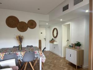 a bedroom with a bed and chairs in a room at Apartamento Recién reformado en EL TOYO in Retamar