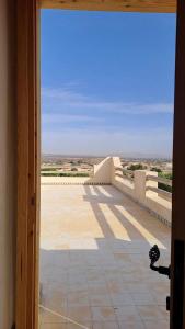 una puerta abierta a un balcón con vistas en Villa Coriandre, en Essaouira