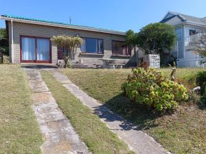 a house with a walkway in front of a yard at Family beachfront cottage in Tergniet +5 photos