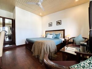 Un dormitorio con una cama, un escritorio y una mesa. en Hotel Sunny Cot - Free Mall Shuttle and Parking, en Mussoorie 55 fotos más