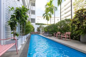 Bazén v ubytování Ang Pao Hotel Phuket nebo v jeho okolí