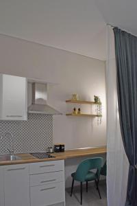 Kuchyň nebo kuchyňský kout v ubytování Maya Studio Piraeus