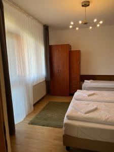 Posteľ alebo postele v izbe v ubytovaní Y Apartman