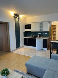 Kuchyňa alebo kuchynka v ubytovaní Y Apartman