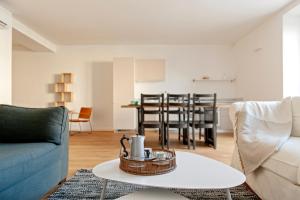 Posezení v ubytování Waterfront balcony I Grani 2 Resort Style Suite