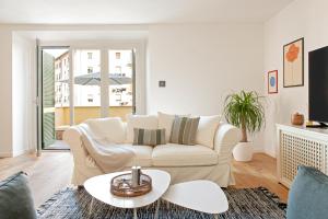 TV a/nebo společenská místnost v ubytování Waterfront balcony I Grani 2 Resort Style Suite