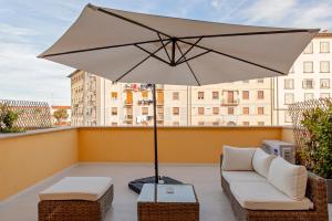 Posezení v ubytování Waterfront balcony I Grani 2 Resort Style Suite