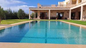 una piscina frente a una casa en Villa Coriandre, en Essaouira