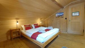 1 dormitorio con 1 cama en una habitación de madera en Naturfreunde Hostel Grindelwald, en Grindelwald