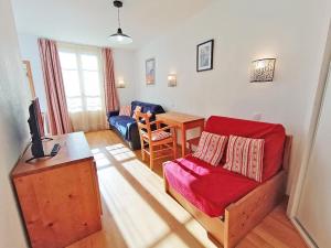 Televízia a/alebo spoločenská miestnosť v ubytovaní Le Coudon, T2, centre Luchon, wifi, casier à skis, ascenseur, 5 personnes