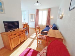 Televízia a/alebo spoločenská miestnosť v ubytovaní Le Coudon, T2, centre Luchon, wifi, casier à skis, ascenseur, 5 personnes + 4 fotografie