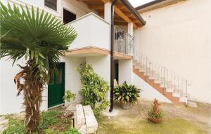 One-Bedroom Apartment In Banjole في بنجول: منزل فيه باب أخضر و نخلة +9 صور