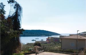 One-Bedroom Apartment In Banjole في بنجول: اطلاله على تجمع مياه بالقوارب