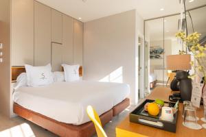 Sercotel El Balcón de la Bahía Suites客房内的一张或多张床位