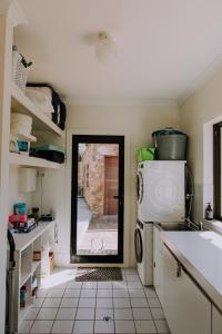 Nhà bếp/bếp nhỏ tại Elements at West Beach