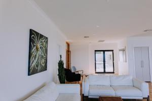 Khu vực ghế ngồi tại Elements at West Beach