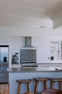 Nhà bếp/bếp nhỏ tại Elements at West Beach