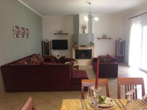 ein Wohnzimmer mit zwei Sofas und einem Fernseher in der Unterkunft Villa Facen Stella in Liapades