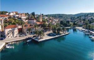 Vue aérienne d'une ville avec des bateaux dans l'eau dans l'établissement Amazing Apartment In Supetar-Splitska, à Splitska 16 autres photos