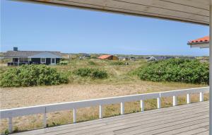 Aussicht von der Terrasse eines Hauses in der Unterkunft Four-Bedroom Holiday Home In Hvide Sande in Bjerregård + 11 Fotos