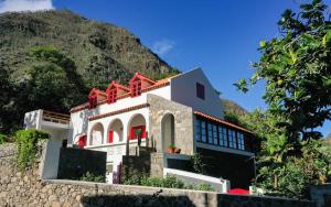 a house in front of a mountain at Kasa Wahnon in Pombas