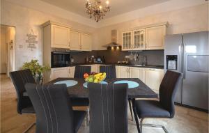 eine Küche mit einem Tisch mit einer Obstschale darauf in der Unterkunft Gorgeous Home In Sezana With Sauna in Sežana