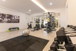 Sercotel El Balcón de la Bahía Suites的健身中心和/或健身设施