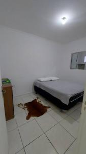 a bed sitting on the floor in a room at Casa térrea no centro ideal para famílias e trabalho in Mogi das Cruzes