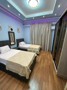 Postel nebo postele na pokoji v ubytování ENG01-Luxury Hotel-Style Apartment in Villa East of the Academy New Cairo + 37 fotografií