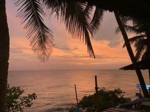 vista sull'oceano al tramonto da un resort di Tiny Temple a Varkala