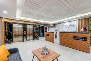 un hall d'un magasin avec une table et un comptoir dans l'établissement Roys Hotel & Suites, à Istanbul