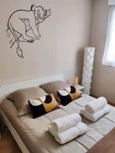 Ένα ή περισσότερα κρεβάτια σε δωμάτιο στο CasaSimba - Appartement 8 min de Disneyland !