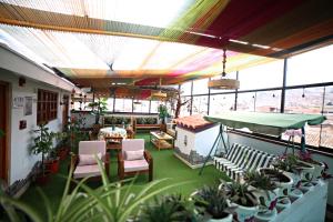 クスコにあるMATARA GREENS HOTELの鉢植えの植物がたくさん並ぶ部屋