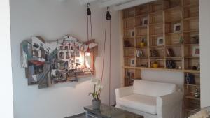 A seating area at Cassari UpArtments