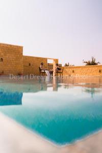 Desert Dream Royal Camp & Pool内部或周边的泳池