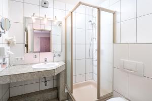 Koupelna v ubytování Hotel Zur Schmiede + 15 fotografií