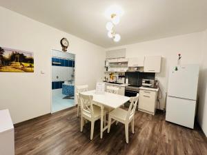 Kuchyň nebo kuchyňský kout v ubytování Kael Apartment