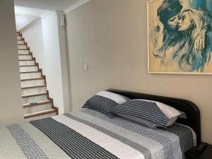 a bedroom with a bed and a painting on the wall at Edificio el peñon in Santa Marta