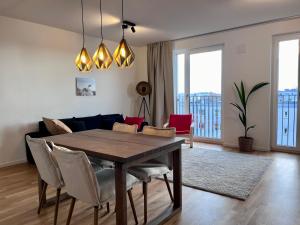 Ruang duduk di Modern Studio near Airport
