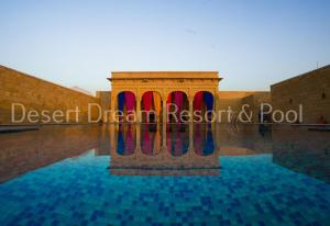 Desert Dream Royal Camp & Pool内部或周边的泳池